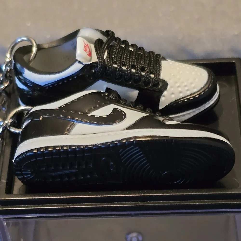 3D Mini Keychains Black and White - Picture 4 of 5